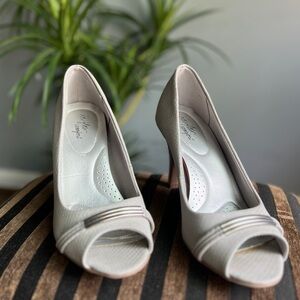 DexFlex Comfort Gray Peep Toe Heel with Siver Accent 10W